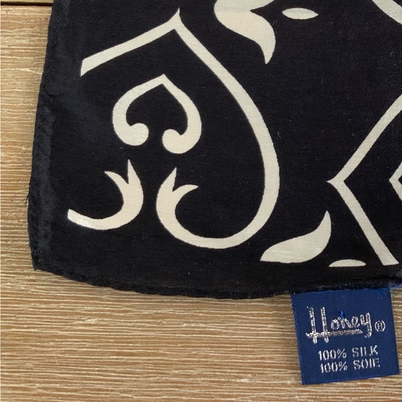 Honey Scarf, 100% Silk, 30x30 Vtg Purple Floral Print, Made in Japan. Signed - Picture 3 of 9